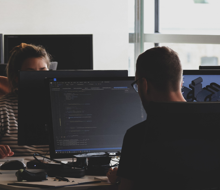 Programmierer am PC mit Programmiercode